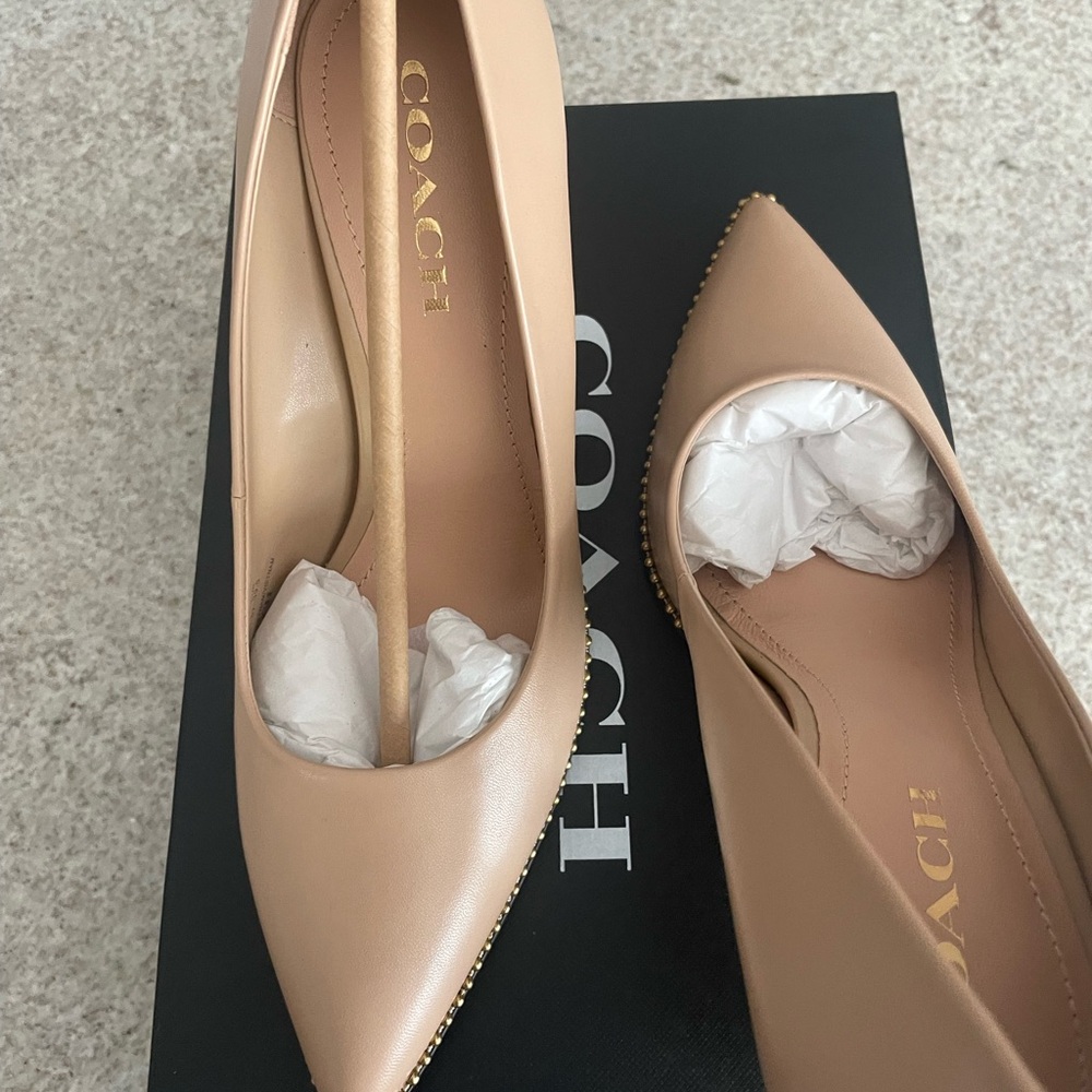 New Coach Women's Tan Leather Pumps size 9 with box